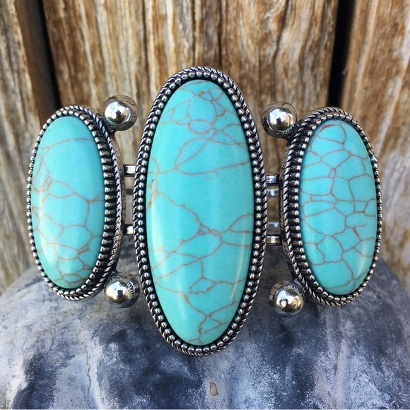 Turquoise Silver Hardware Bracelet & Earrings - Picture 10 of 11